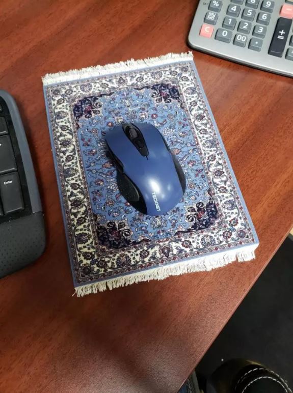 Niatnya mau produktif, 11 potret lucu isi meja komputer ini malah bikin gagal fokus