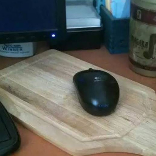 Niatnya mau produktif, 11 potret lucu isi meja komputer ini malah bikin gagal fokus