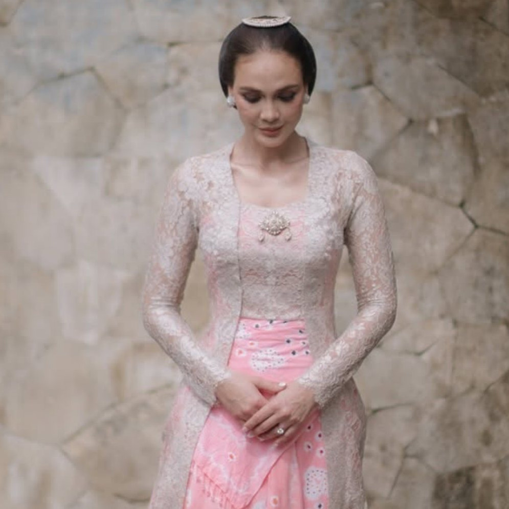 6 Gaya stunning Luna Maya yang curi perhatian di momen pernikahan dan after party