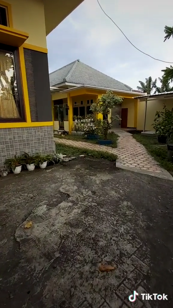 11 Potret rumah sultan di kampung bikin pangling, halamannya nggak kaleng-kaleng