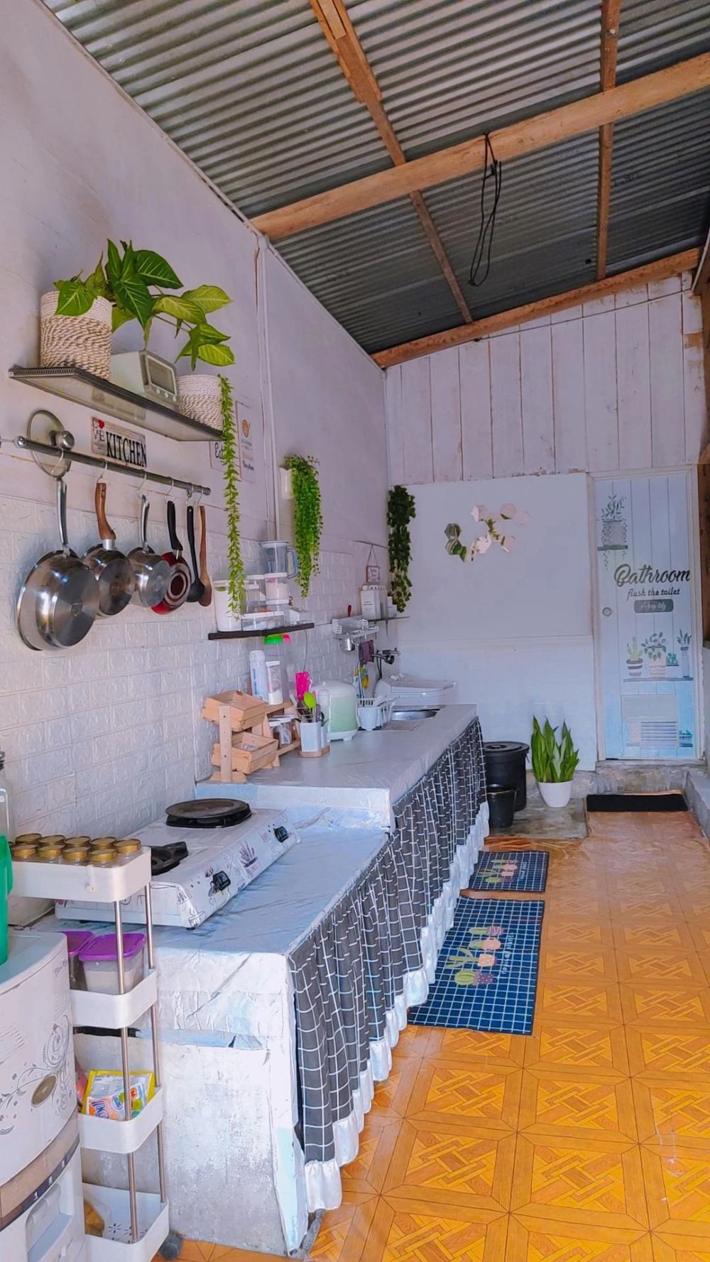 Cuma beratapkan seng, 9 potret dapur monokrom ini estetiknya nggak ada obat