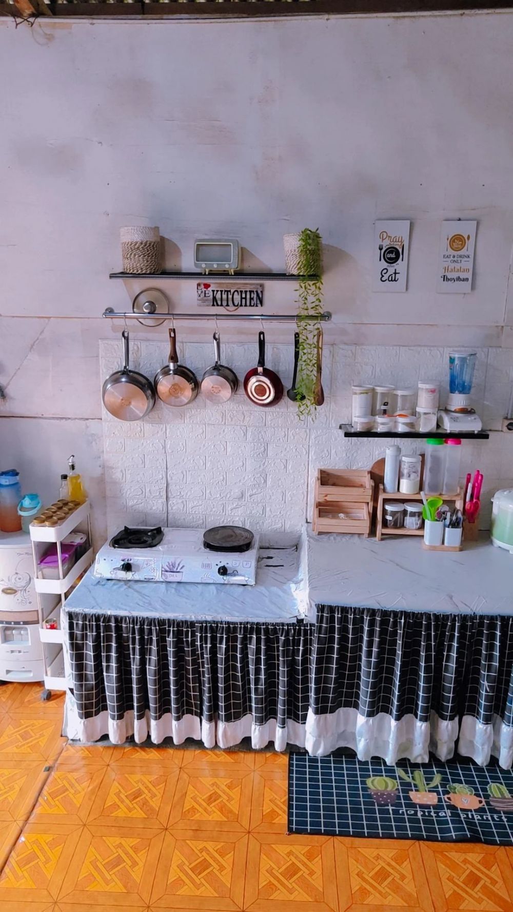 Cuma beratapkan seng, 9 potret dapur monokrom ini estetiknya nggak ada obat