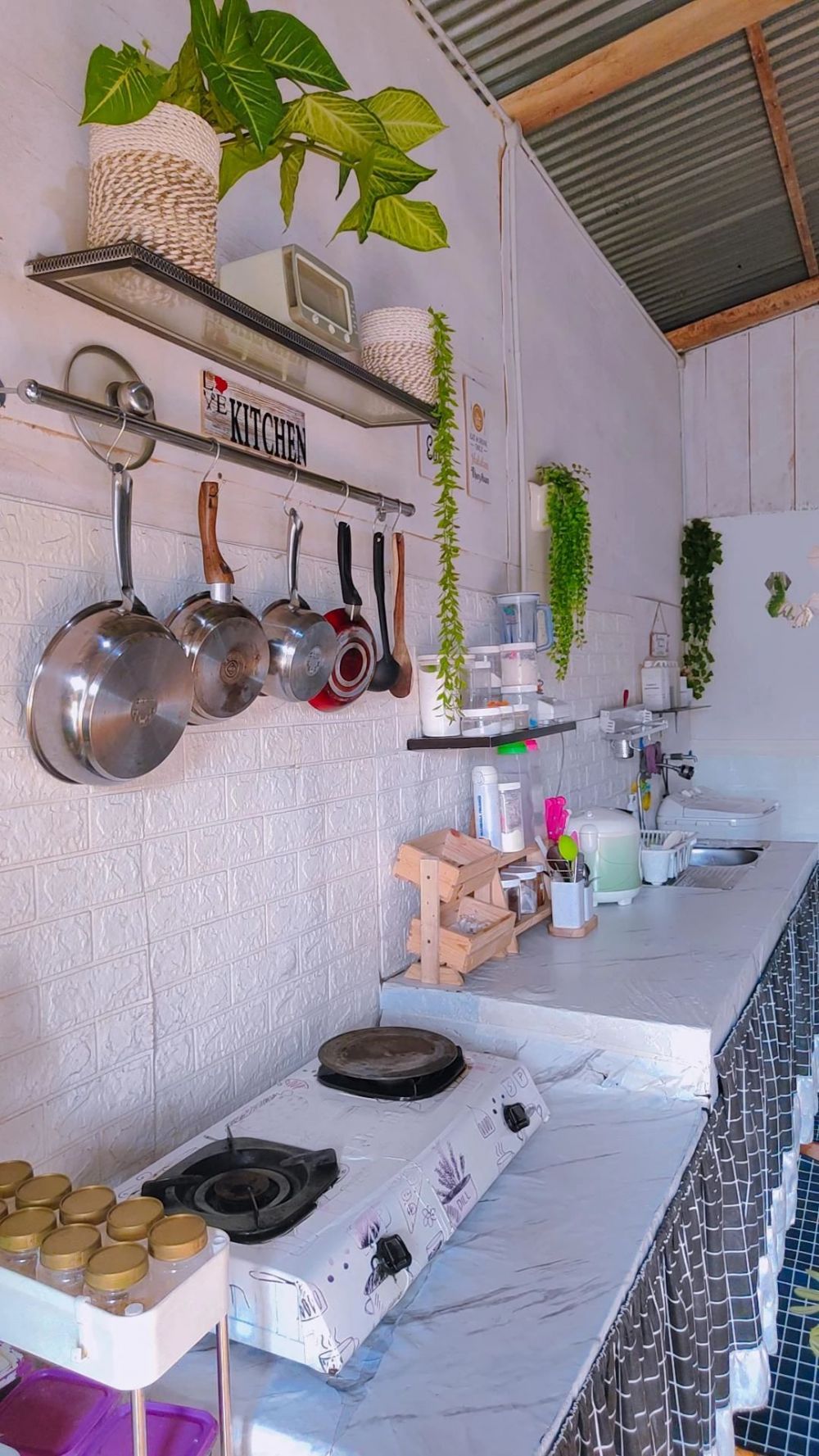 Cuma beratapkan seng, 9 potret dapur monokrom ini estetiknya nggak ada obat