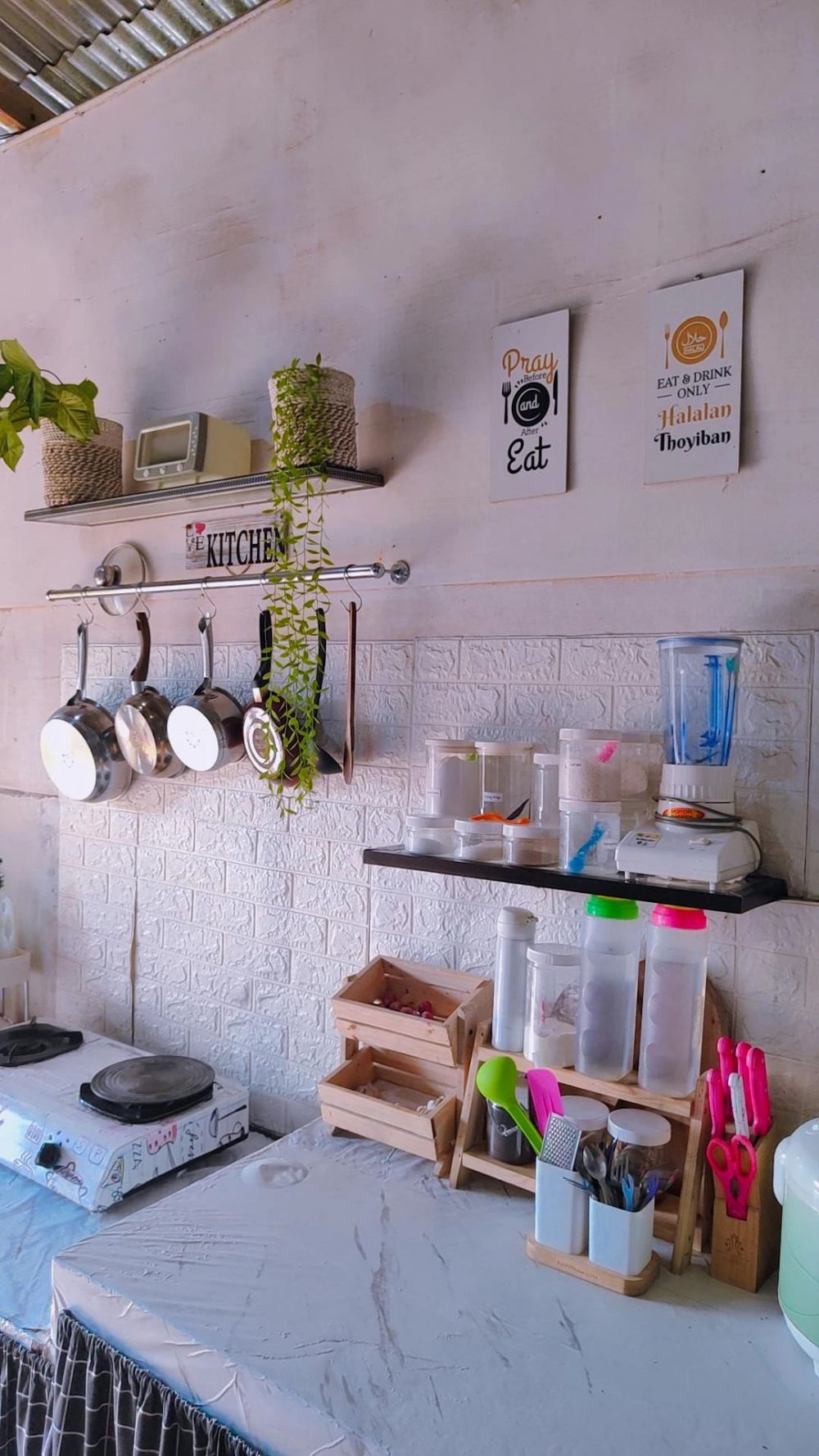 Cuma beratapkan seng, 9 potret dapur monokrom ini estetiknya nggak ada obat