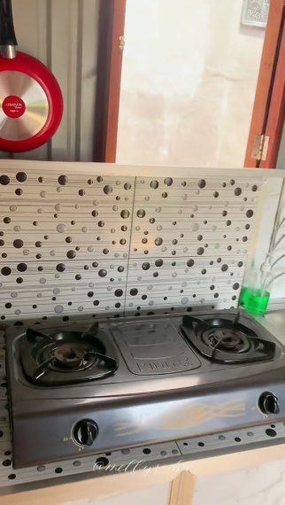 Bukan dari batu bata atau beton, 11 potret dapur kayu rumah subsidi di atas rawa ini bikin mupeng