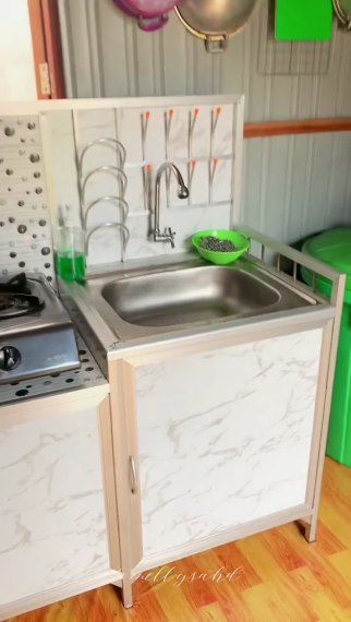 Bukan dari batu bata atau beton, 11 potret dapur kayu rumah subsidi di atas rawa ini bikin mupeng