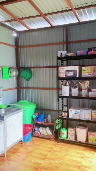 Bukan dari batu bata atau beton, 11 potret dapur kayu rumah subsidi di atas rawa ini bikin mupeng