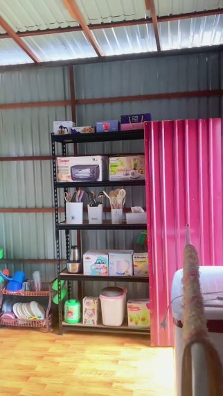 Bukan dari batu bata atau beton, 11 potret dapur kayu rumah subsidi di atas rawa ini bikin mupeng