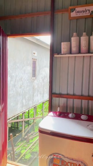 Bukan dari batu bata atau beton, 11 potret dapur kayu rumah subsidi di atas rawa ini bikin mupeng