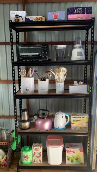 Bukan dari batu bata atau beton, 11 potret dapur kayu rumah subsidi di atas rawa ini bikin mupeng