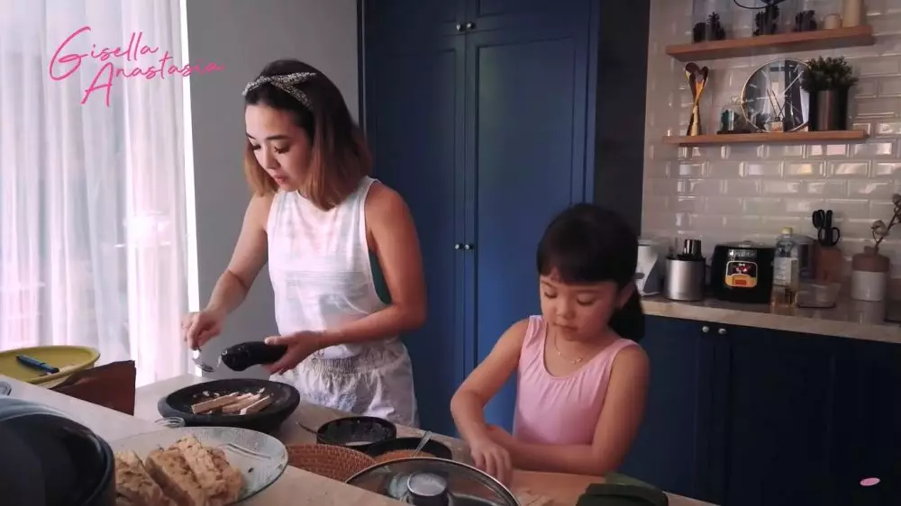 Gaya minimalis tapi sedap dipandang, 7 cara Gisella Anastasia menata dapur ini bikin betah masak