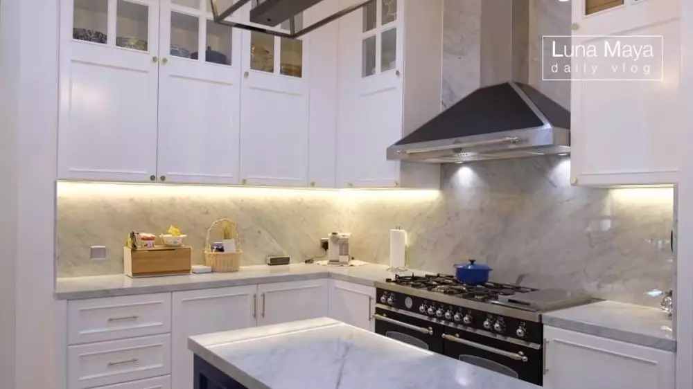 Pancarkan elegan dengan serba putih, 7 cara Luna Maya menata dapur ini bikin terlihat mahal