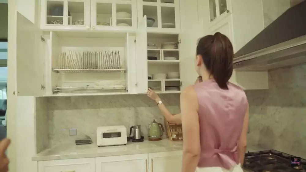 Pancarkan elegan dengan serba putih, 7 cara Luna Maya menata dapur ini bikin terlihat mahal