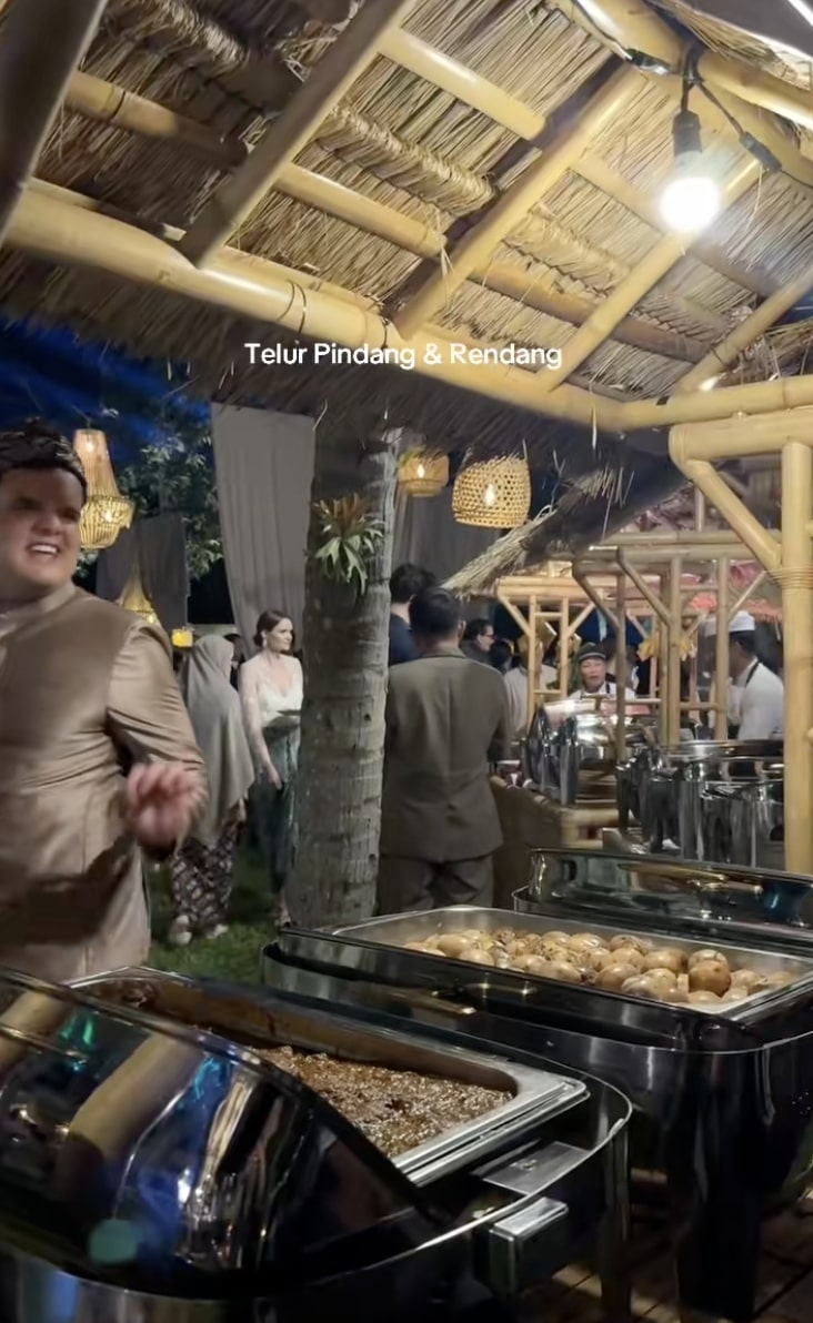 11 Menu lokal di pernikahan Luna Maya-Maxime & makna dodol dawet dalam siraman adat Jawa yang sakral