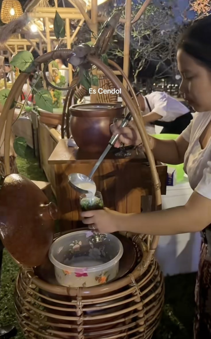 11 Menu lokal di pernikahan Luna Maya-Maxime & makna dodol dawet dalam siraman adat Jawa yang sakral