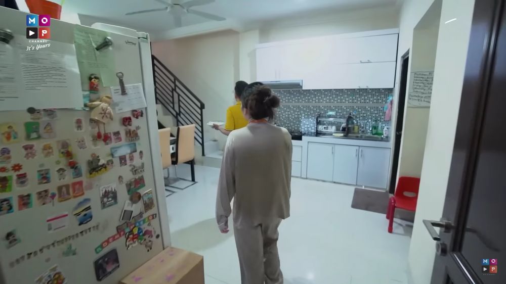Letaknya nyempil dekat tangga, ini 7 cara Ayu Ting Ting menata dapur mungil tetap rapi sedap dipandang