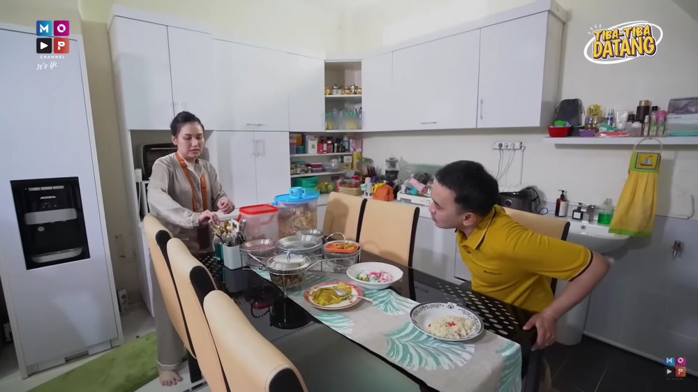 Letaknya nyempil dekat tangga, ini 7 cara Ayu Ting Ting menata dapur mungil tetap rapi sedap dipandang