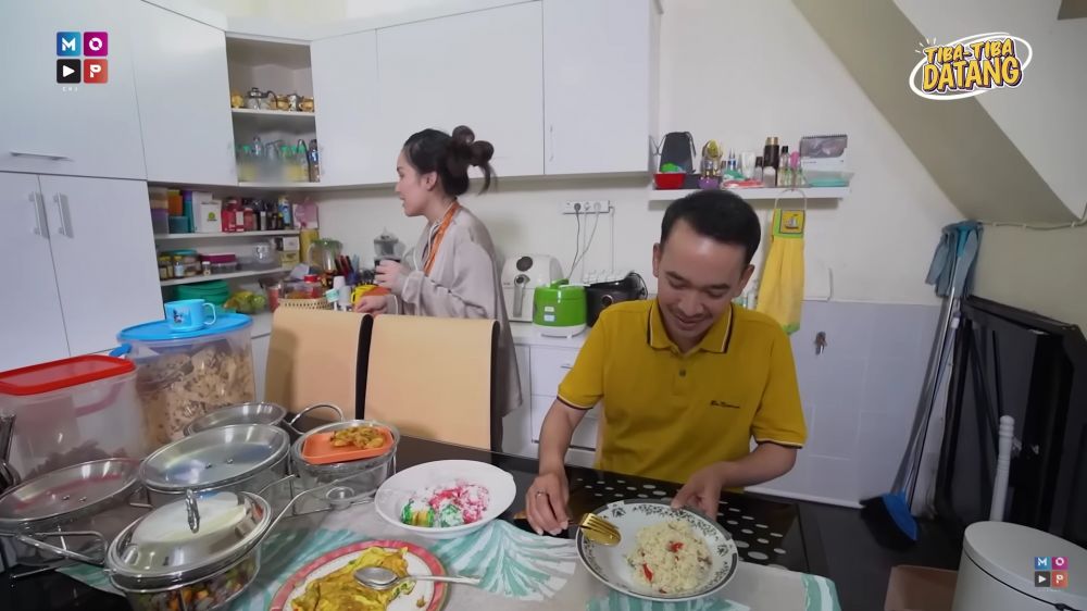 Letaknya nyempil dekat tangga, ini 7 cara Ayu Ting Ting menata dapur mungil tetap rapi sedap dipandang