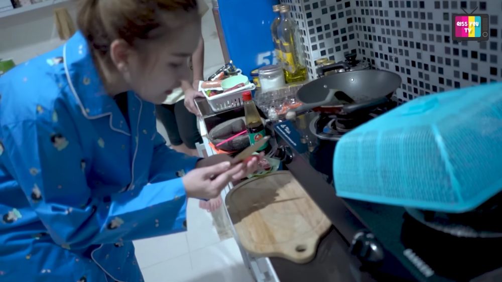 Letaknya nyempil dekat tangga, ini 7 cara Ayu Ting Ting menata dapur mungil tetap rapi sedap dipandang