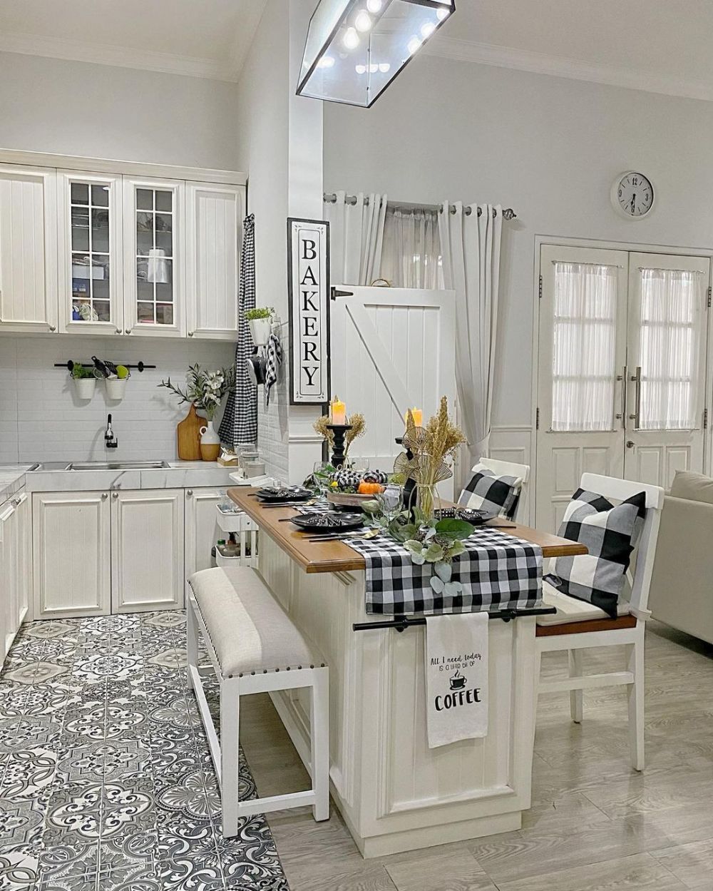 Bergaya American Classic, 7 cara Natalie Sarah menata dapur ini jadi estetik serasa nongkrong di kafe