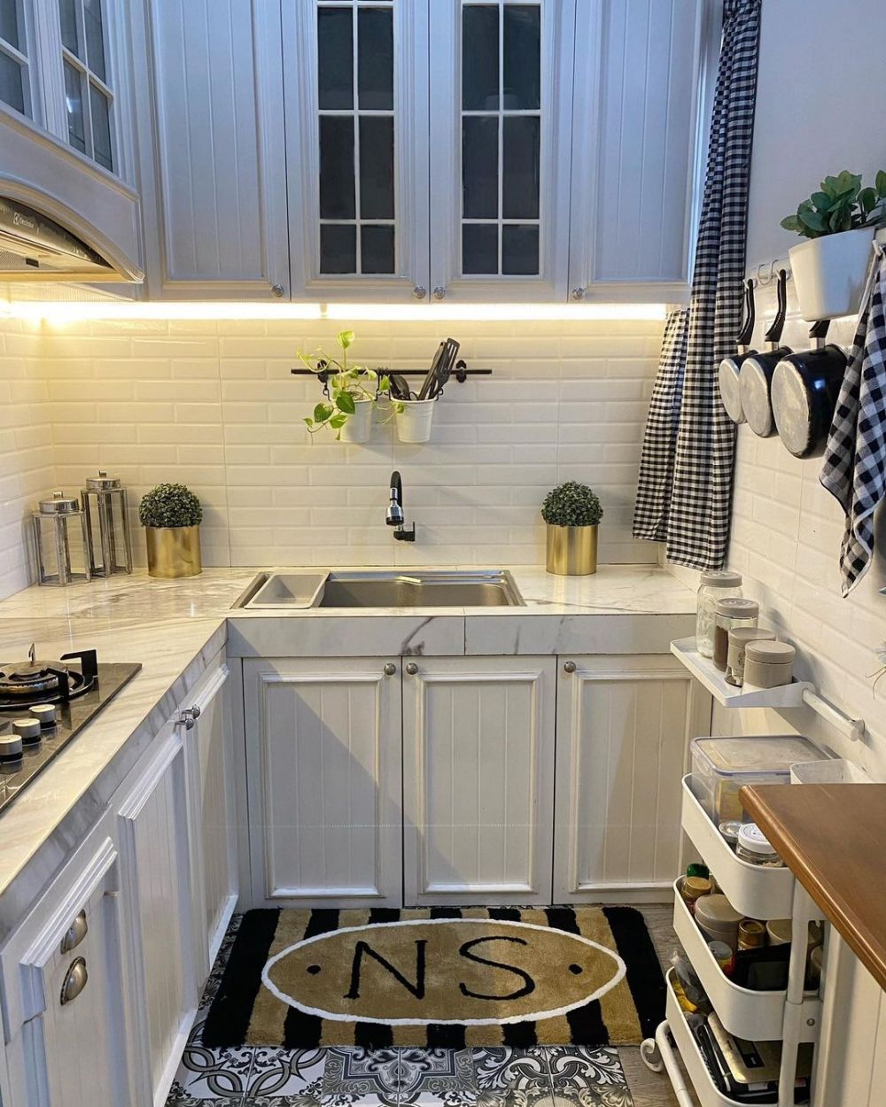 Bergaya American Classic, 7 cara Natalie Sarah menata dapur ini jadi estetik serasa nongkrong di kafe