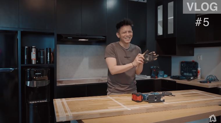 Nuansa hitam tapi nggak tampak suram, 5 cara Ariel NOAH menata dapur ini bikin penuh aura maskulin