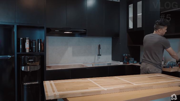 Nuansa hitam tapi nggak tampak suram, 5 cara Ariel NOAH menata dapur ini bikin penuh aura maskulin