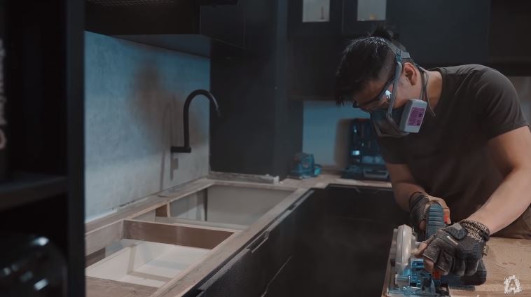 Nuansa hitam tapi nggak tampak suram, 5 cara Ariel NOAH menata dapur ini bikin penuh aura maskulin