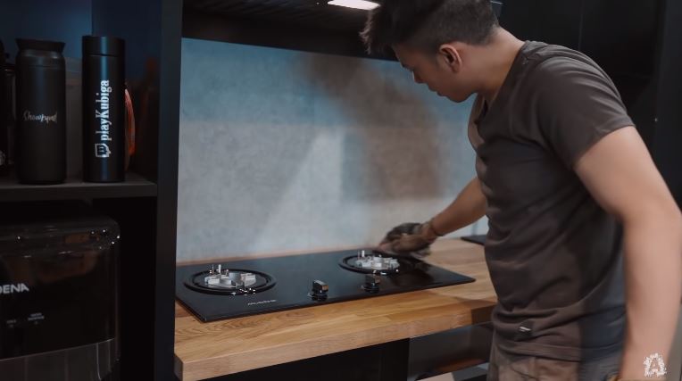 Nuansa hitam tapi nggak tampak suram, 5 cara Ariel NOAH menata dapur ini bikin penuh aura maskulin