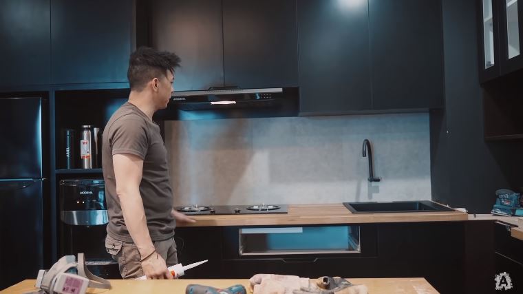Nuansa hitam tapi nggak tampak suram, 5 cara Ariel NOAH menata dapur ini bikin penuh aura maskulin