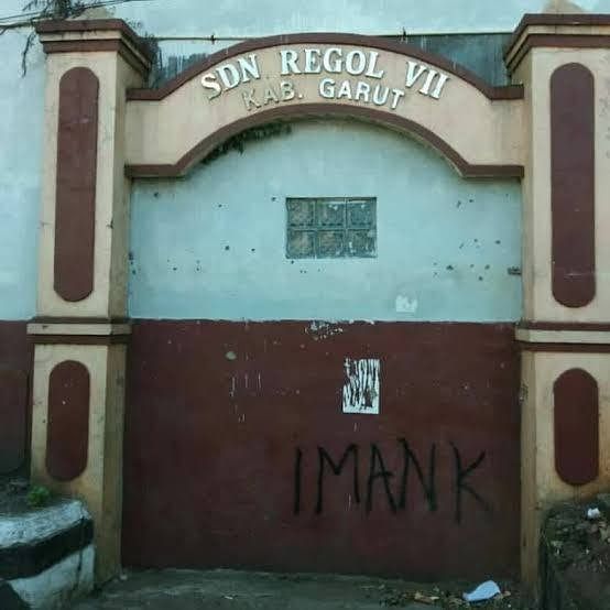 11 Potret lucu gapura nyeleneh ini desainnya absurd abis, yang lihat auto bingung mau salut atau ngaka