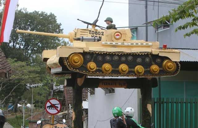 11 Potret lucu gapura nyeleneh ini desainnya absurd abis, yang lihat auto bingung mau salut atau ngaka