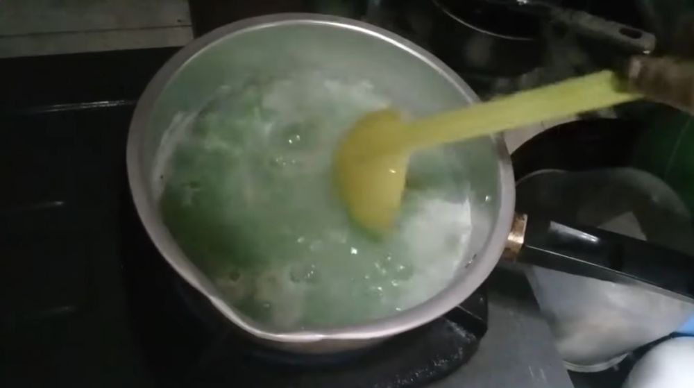 Tanpa campuran baking soda, trik simpel ubah sabun mandi batangan jadi cair fungsinya tetap maksimal