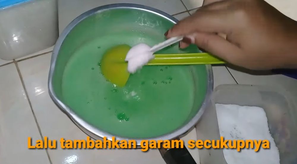 Tanpa campuran baking soda, trik simpel ubah sabun mandi batangan jadi cair fungsinya tetap maksimal
