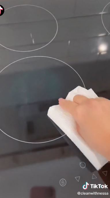 Tanpa dibongkar, ini trik bersihkan sela bawah kompor listrik pakai 1 alat sederhana