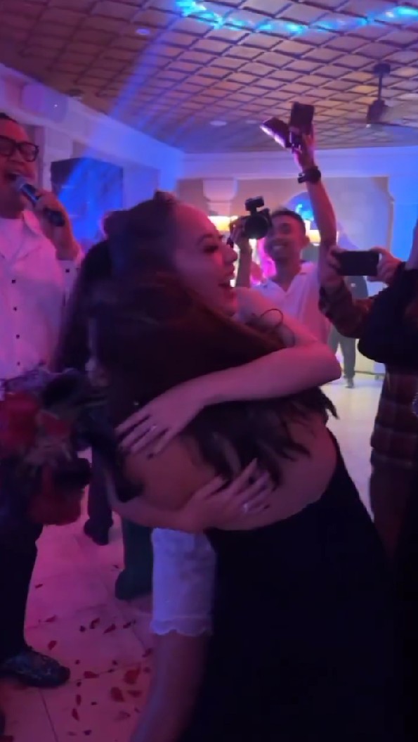 Luna Maya ternyata pernah dapat lemparan buket bunga pengantin, ini 7 momennya di nikahan BCL