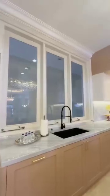 Punya dapur baru dengan tampilan mewah, begini 5 cara Olla Ramlan menata dapur agar elegan