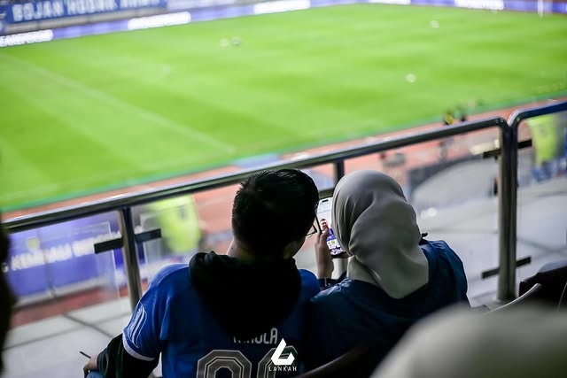 Maula Akbar putra Dedi Mulyadi lamar sang kekasih, ini 9 momen romantisnya berlatar stadion bola