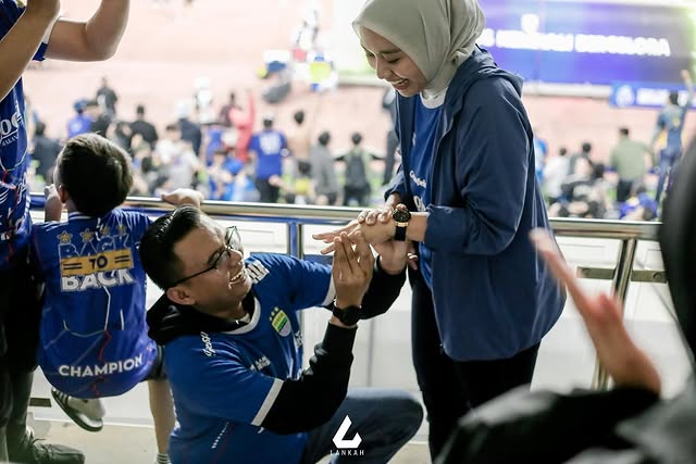 Maula Akbar putra Dedi Mulyadi lamar sang kekasih, ini 9 momen romantisnya berlatar stadion bola