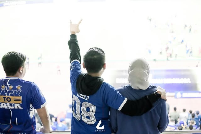 Maula Akbar putra Dedi Mulyadi lamar sang kekasih, ini 9 momen romantisnya berlatar stadion bola