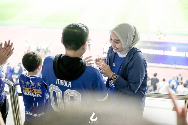 Maula Akbar putra Dedi Mulyadi lamar sang kekasih, ini 9 momen romantisnya berlatar stadion bola