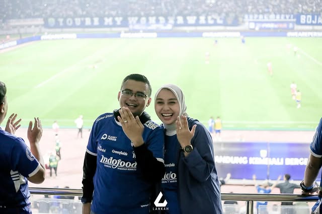 Maula Akbar putra Dedi Mulyadi lamar sang kekasih, ini 9 momen romantisnya berlatar stadion bola