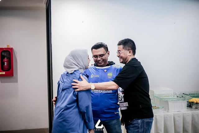 Maula Akbar putra Dedi Mulyadi lamar sang kekasih, ini 9 momen romantisnya berlatar stadion bola