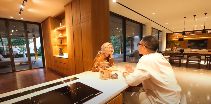 Estetik bernuansa tropis, ini 7 cara Citra Kirana menata dapurnya tanpa ribet penuh perabotan