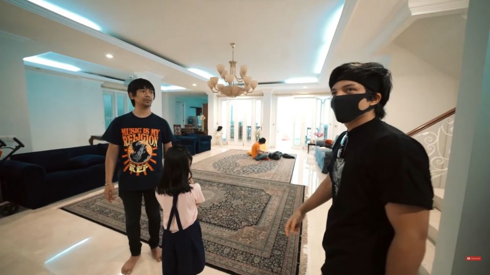 Bocah polos ini vokalis band pernah dibayar pakai nasi goreng, 11 potret hunian mewahnya Rp 20 miliar