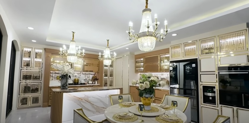 7 Cara Tasyi Athasyia menata dapur barunya jadi tampak mewah, penuh perabotan berteknologi canggih