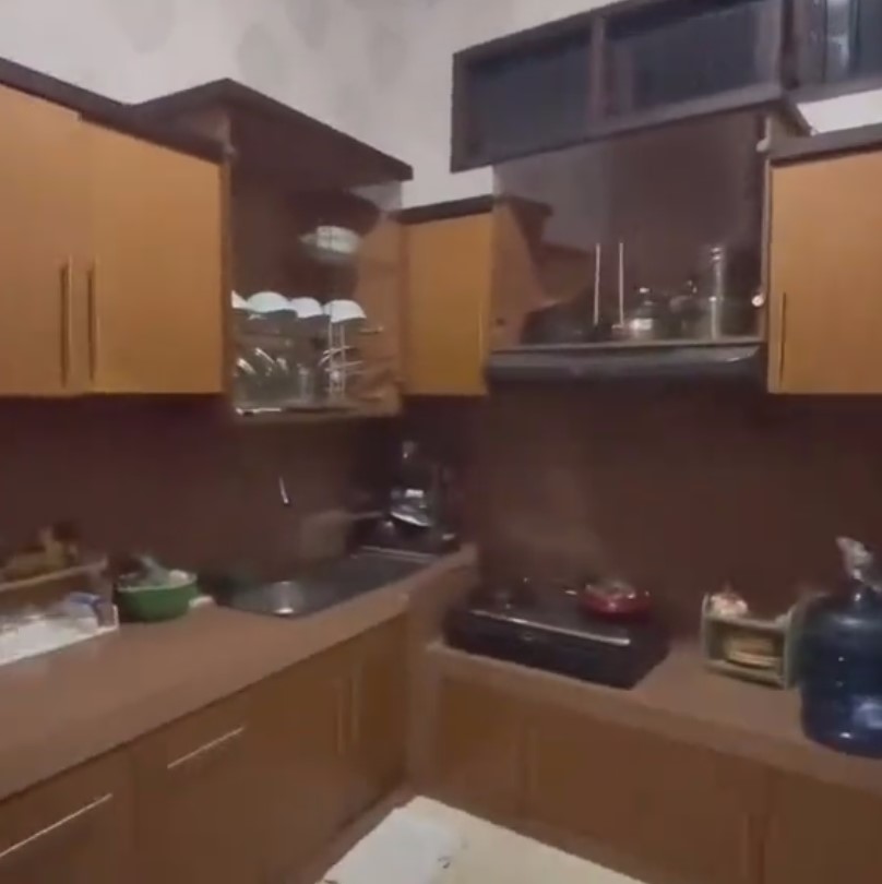Mewah meski masuk gang sempit, intip 8 cara Inul Daratista menata dapur di kampung halamannya