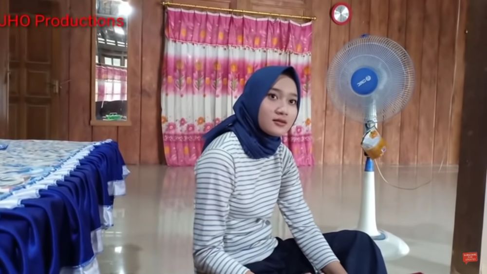 Bergaya sederhana beralaskan semen, ini 7 cara pedangdut Yeni Inka menata dapur rumah kayu di kampung