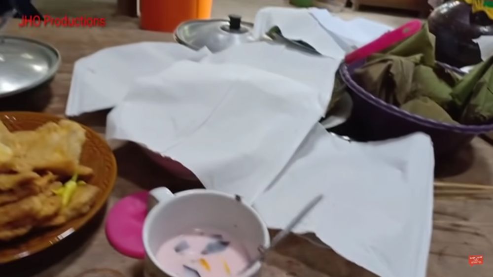 Bergaya sederhana beralaskan semen, ini 7 cara pedangdut Yeni Inka menata dapur rumah kayu di kampung