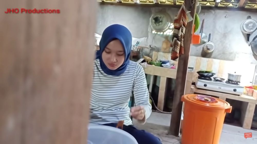 Bergaya sederhana beralaskan semen, ini 7 cara pedangdut Yeni Inka menata dapur rumah kayu di kampung